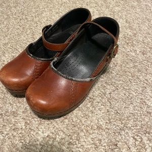 Womens Hook and Loop Danskos